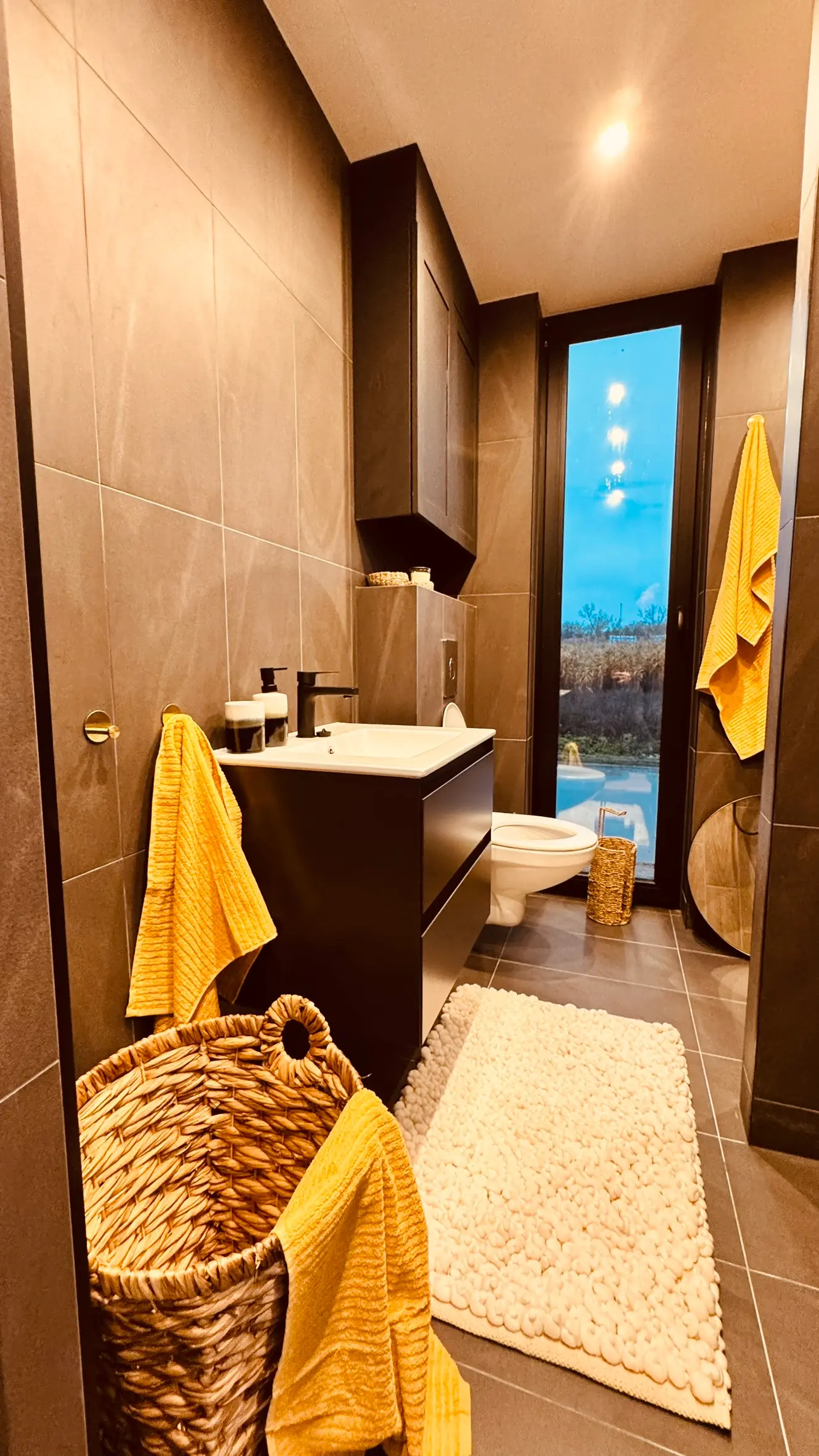 Ruimtelijk en helder interieur van een luxe tiny house