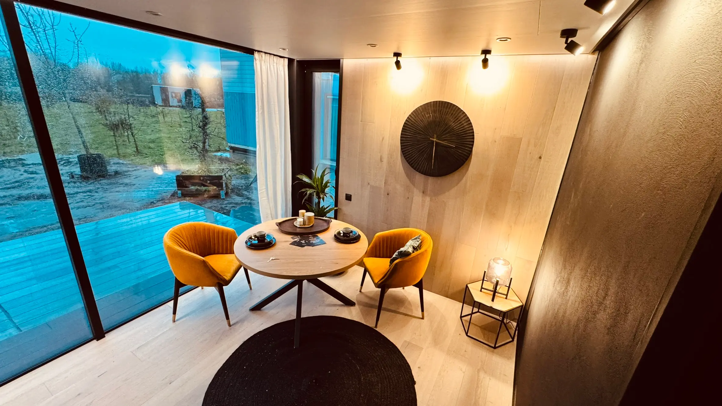 Sfeer impressie van huisje in achtertuin